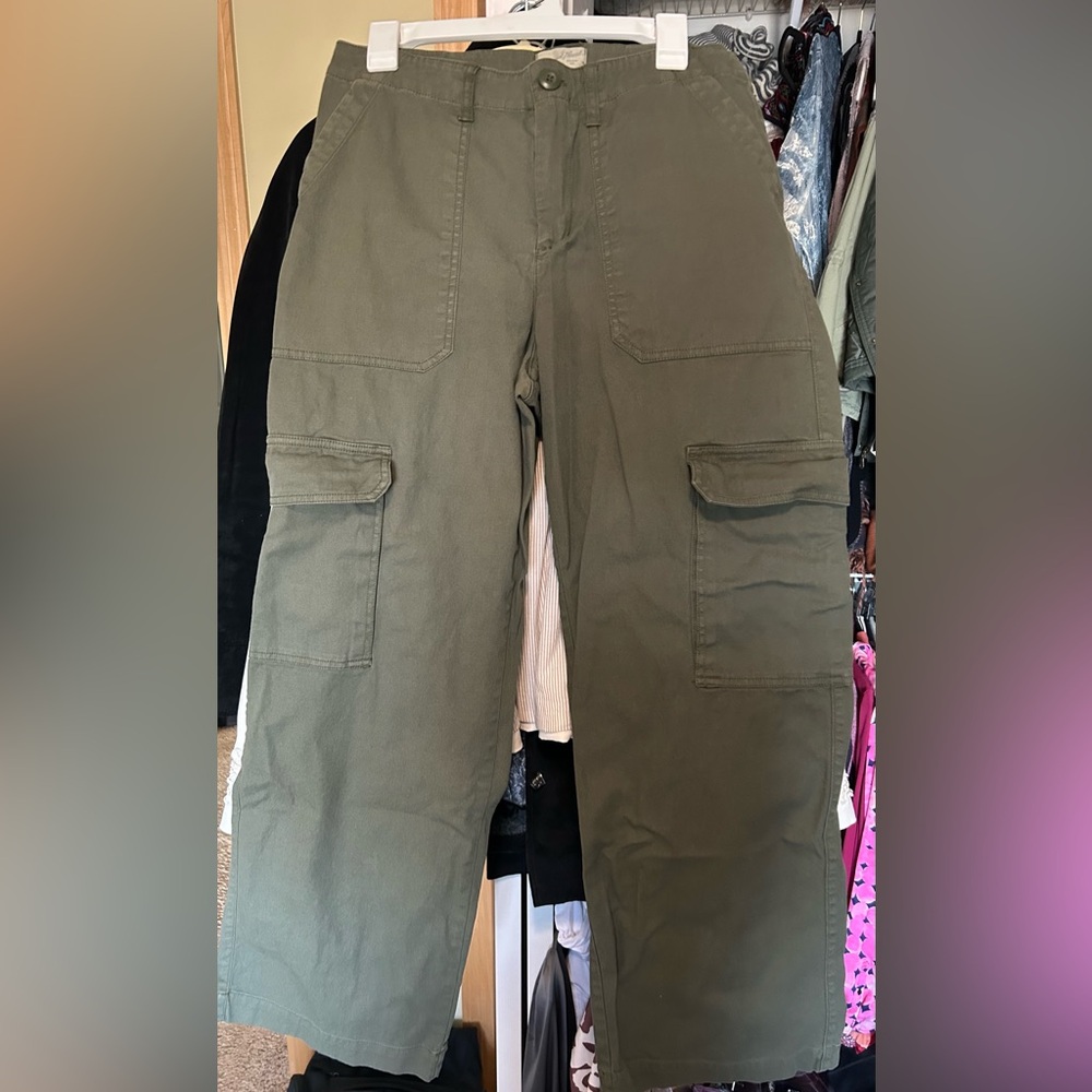 Cute army green cargo pants! Size 10